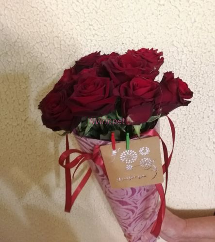 Պատվիրել կոնուս փաթեթավորմամբ վարդեր օնլայն, շուրջօրյա առաքում, նվեր